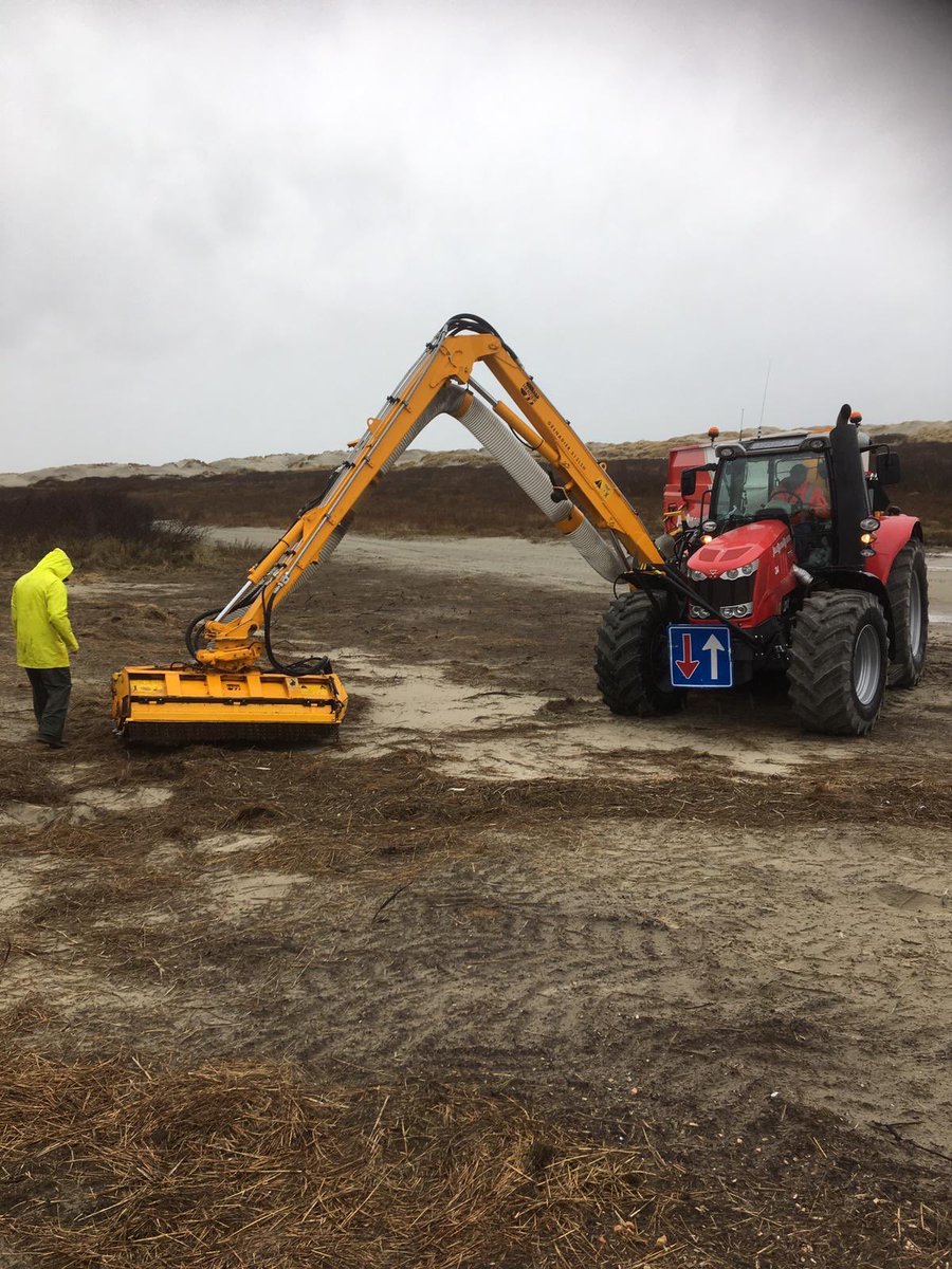 Borras Cynthia on Twitter: "Dit is hem! Een grote stuifzuiger die ons komende weken moet helpen van de plastickorrels af te komen #schiermonnikoog #msczoe #nurdles @rtvnoord @NOS @ADnl @OmropFryslan https://t.co/5aJrl2ihYj" /