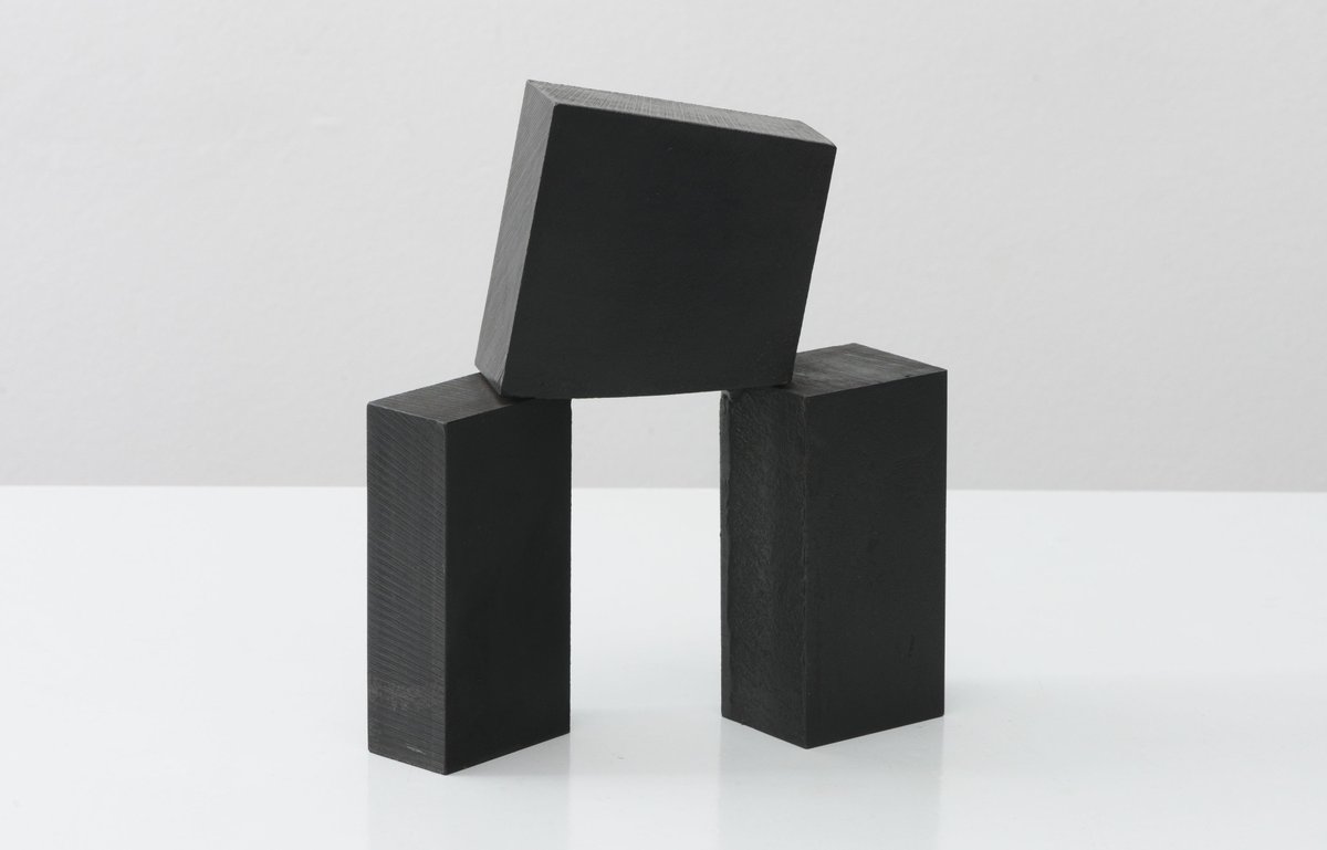Lon Pennock staat bekend om zijn monumentale abstracte sculpturen. Wellicht heb je zijn werk al eens gezien, want ruim 60 van zijn werken bevinden zich in de openbare ruimte. Zijn werk is te koop bij @SleweGallery. Meer informatie is te vinden op:
galleryviewer.com/nl/galerie/61/…