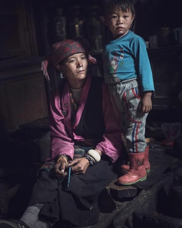 JulienFumard's tweet photo. After a long day walk, we were looking for a place to rest and eat something. The village was mostly empty, everyone was in the fields, but this lady welcomed us in her house. Inside, darkness prevailed, a darkness increased by the soot resulting from th… https://t.co/PYNoW5v2mF https://t.co/GL2FUgAuC4