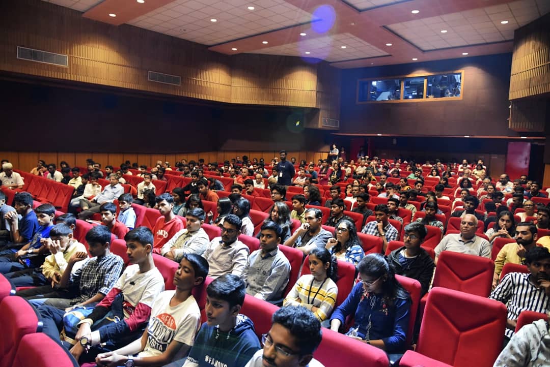 sanshodhanindia's tweet photo. Concluding day 3 with new questions in mind, and that's the motive and success of entire initiative !
Wonderful talk by Prof Yashwant Gupta at 4th Pune SciFi Fest, followed by classic movie - CONTACT !
#punescififest #PSFF2020 #pune @NFAIOfficial @NCRA_Outreach @yash_gupta_1962 https://t.co/w1NX8HmgbI