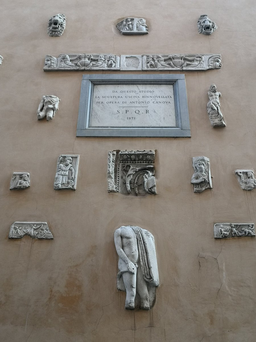 Dopo aver visto la mostra su #Canova mi è venuta voglia di andare a scovare il suo studio. Si trova a #Roma dalle parti di Ripetta, al Campo Marzio. Lo si può riconoscere perché un tempo ospitava reperti archeologici da studio che oggi in parte sono murati sulle pareti  esterne.