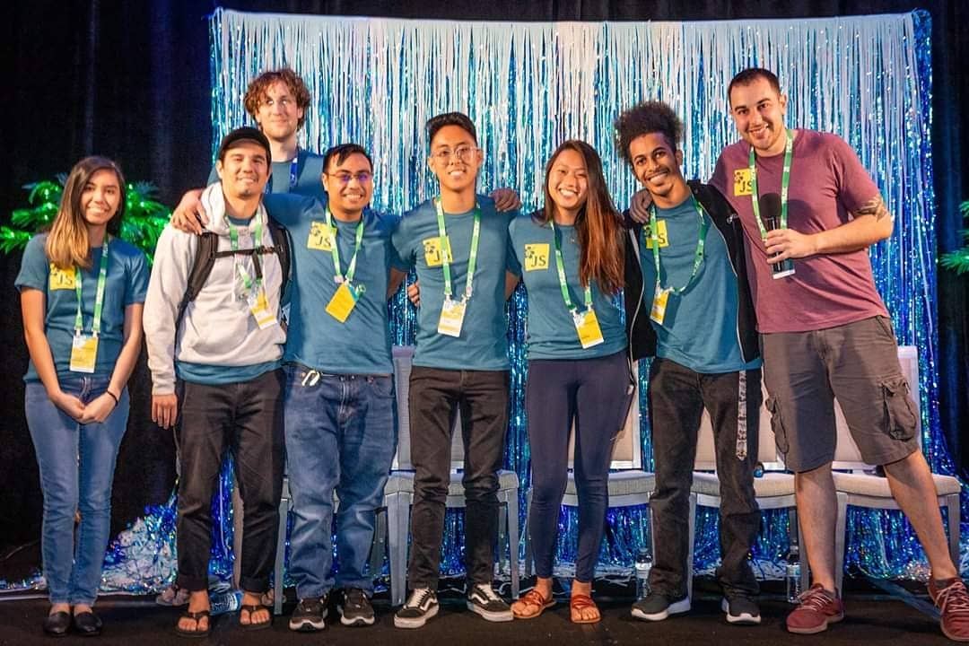 FirahFabe's tweet image. Yay, the last photos have came in! Finally our full #JSConfHI volunteer group:
@_mired @karissahuynh @andrewobx @_badmckinney 
Arthur 
Bela

Thanks to @jadeloyzaga @jkup @SpyHI for having us!