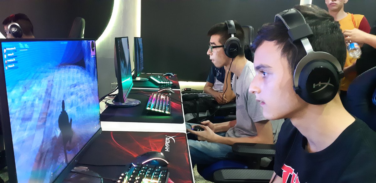 lne_gg's tweet photo. #LaLigaEpsorts para #Fortnite temporada 1 2020 fecha 2 en nuestro #EsportsCenter
Gracias a @gamerscolombia @hyperxlatam @NVIDIAGeForceLA #sistemas_y_gamers @gamers_ngeeks #proyectarvideo y @XPG_Global por el apoyo. https://t.co/NGZgzEKm9H