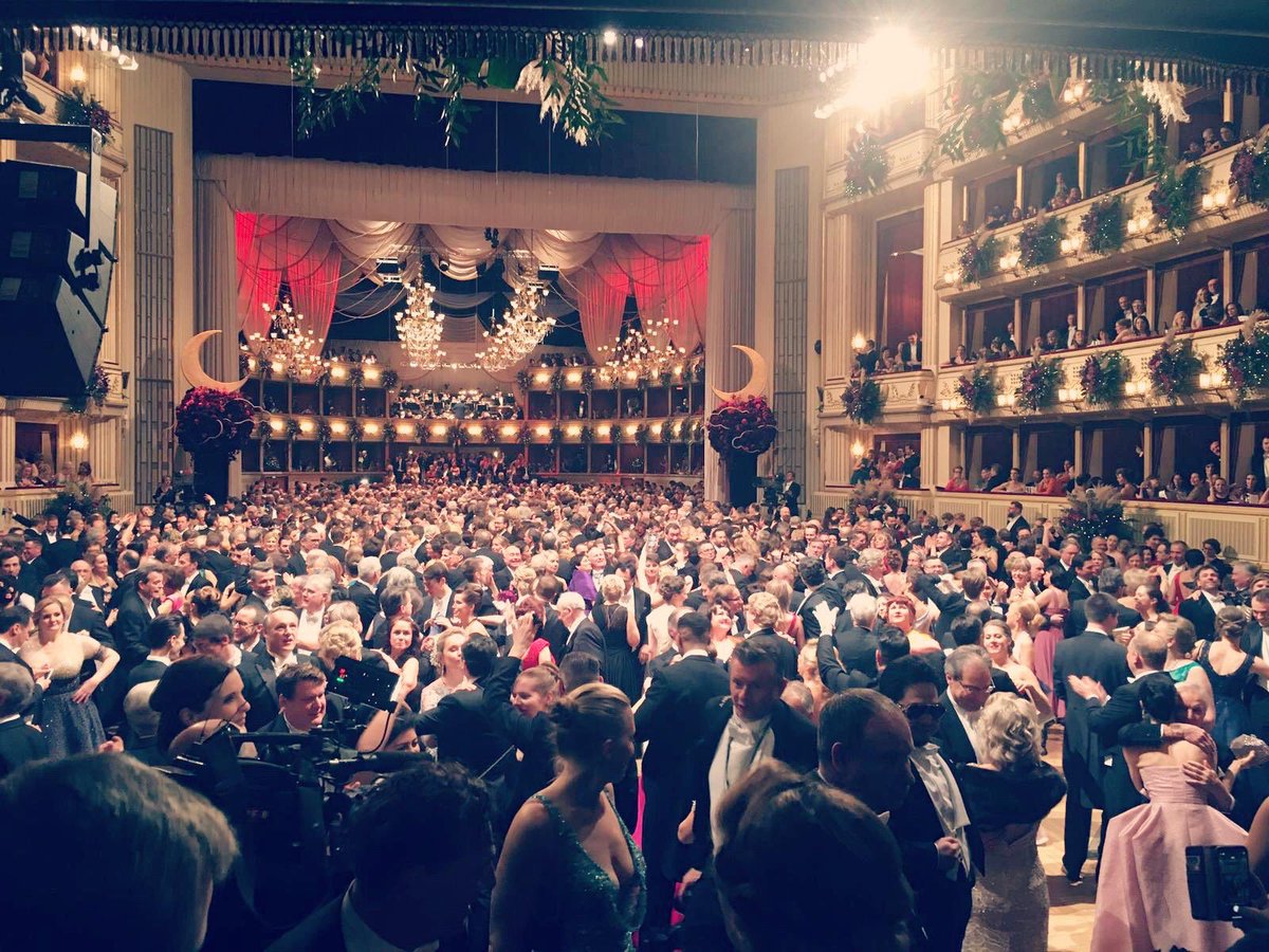 jrtebar's tweet photo. Baile de la Ópera de Viena 2020: fue un honor ser invitado a este evento maravilloso! Gracias a la @WrStaatsoper y a @dominique.meyer por la invitación 

#opernball2020 #operaball2020 #ramontebar https://t.co/Pc4iLBjpnj