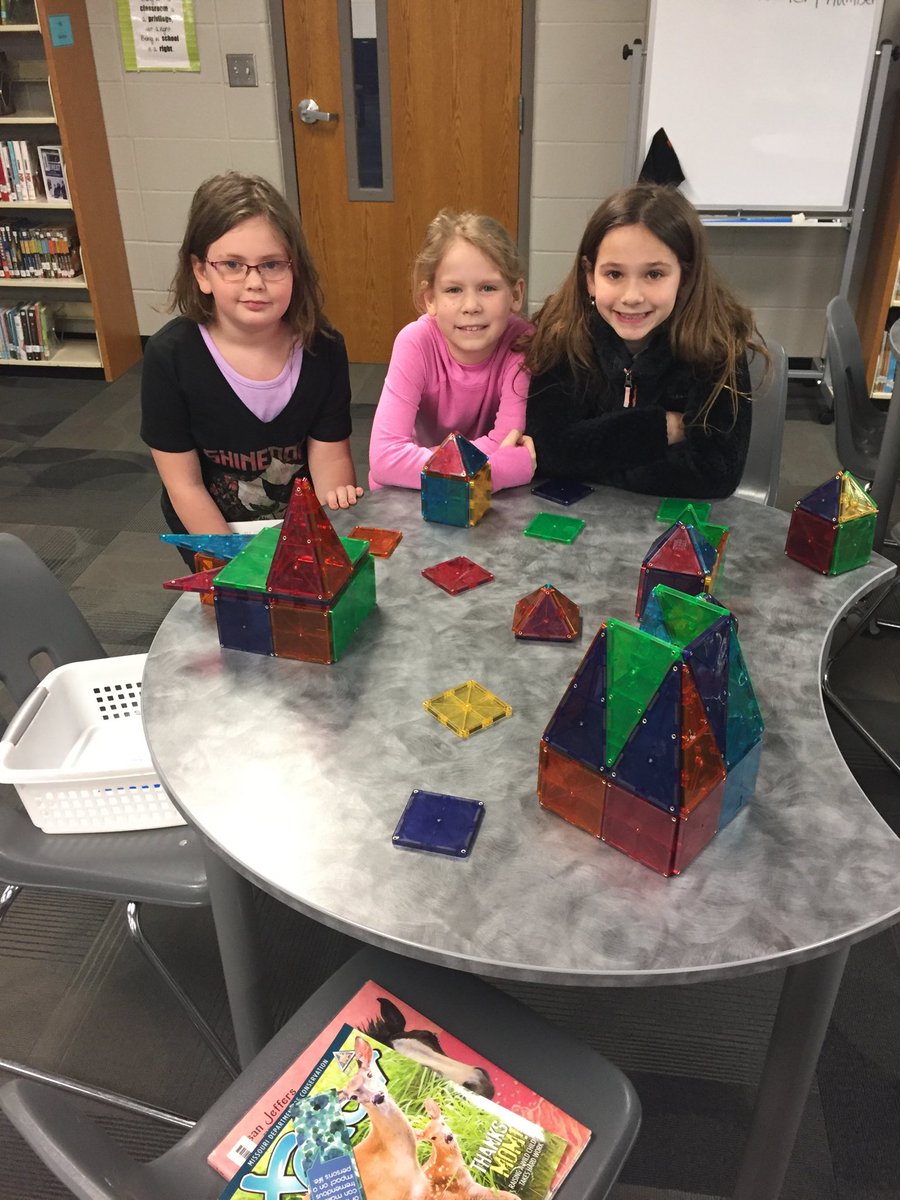 TraciMattis's tweet photo. This group of third graders made their own carnival! Creative designers! #makerspace #PVELive #r7libraries https://t.co/dda1Q3DTt5