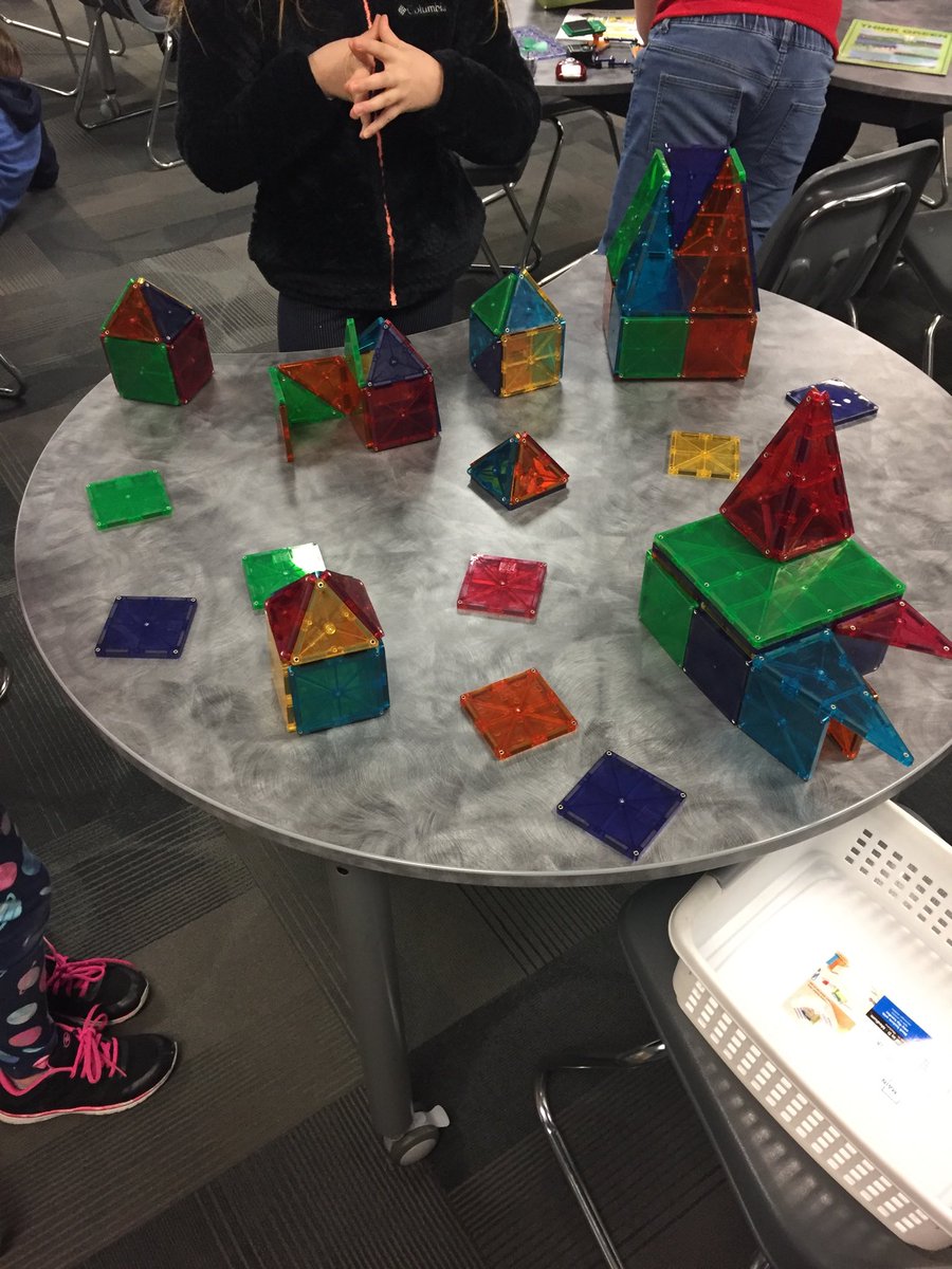 TraciMattis's tweet photo. This group of third graders made their own carnival! Creative designers! #makerspace #PVELive #r7libraries https://t.co/dda1Q3DTt5