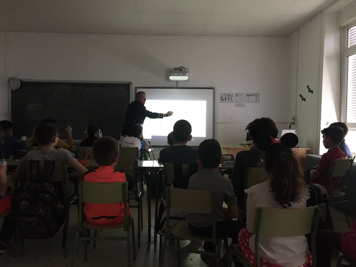 torres_cra's tweet photo. Clase de historia a cargo del Coronel de Infantería Marina :  Jose Cánovas... excelente conferencia sobre el V centenario de la expedición de Magallanes... los alumnos/as muy atentos , han aprendido y han disfrutado mucho. https://t.co/kow5p8BbGm