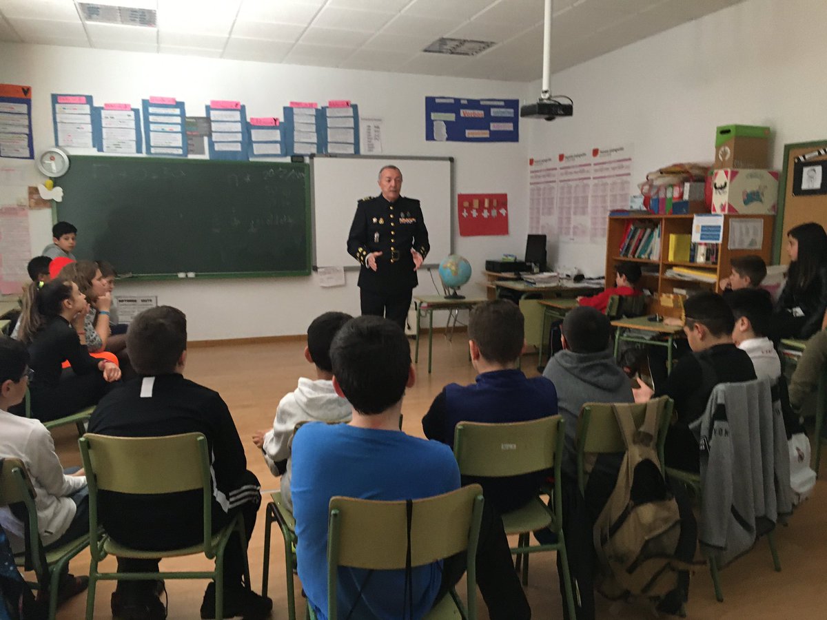 torres_cra's tweet photo. Clase de historia a cargo del Coronel de Infantería Marina :  Jose Cánovas... excelente conferencia sobre el V centenario de la expedición de Magallanes... los alumnos/as muy atentos , han aprendido y han disfrutado mucho. https://t.co/kow5p8BbGm
