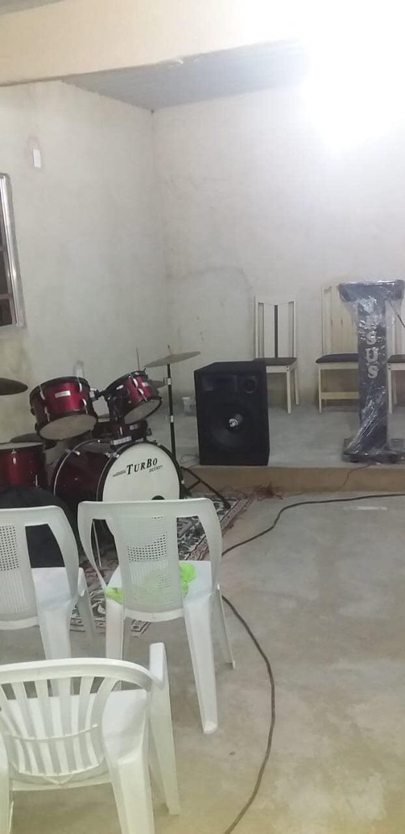 Dany50571563's tweet photo. Olá boa tarde gente a Bíblia nos diz que pra comunicar as nessessidade aos santos  venho em meia essa postagem pedir ajuda quem pode ajuda uma igreja doando piso ou argamassa , ou fio 🧵,  ou 3 latas de tinta não queremos dinheiro somente doação me ajuda dando rt  agradeço https://t.co/QZc7pxHAWM