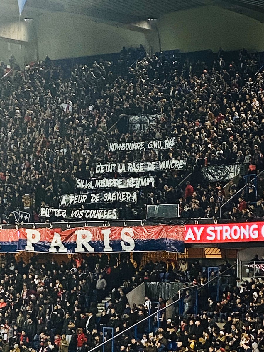 Footballogue's tweet photo. [#L1🇫🇷] Banderole des Ultras du PSG:

« Kombouaré, Gino, Raï, c’était la rage de vaincre. Silva, Mbappé, Neymar, la peur de gagner ? Portez vos couilles. »

(📷@bensjonathan) https://t.co/F0JYkfX6t6