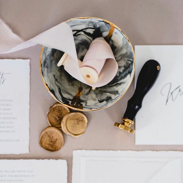 What’s your favourite colour?
Are you a pink person? I’m not usually a fan, greens my jam, but this is too pretty not to love 😍
.
.
Photo by @lahuweddingphotography 
Planning  @thehampshireweddingclub 
Venue @fshampshireevents 
Ceramic bowl @febbieda… ift.tt/38OdxD3