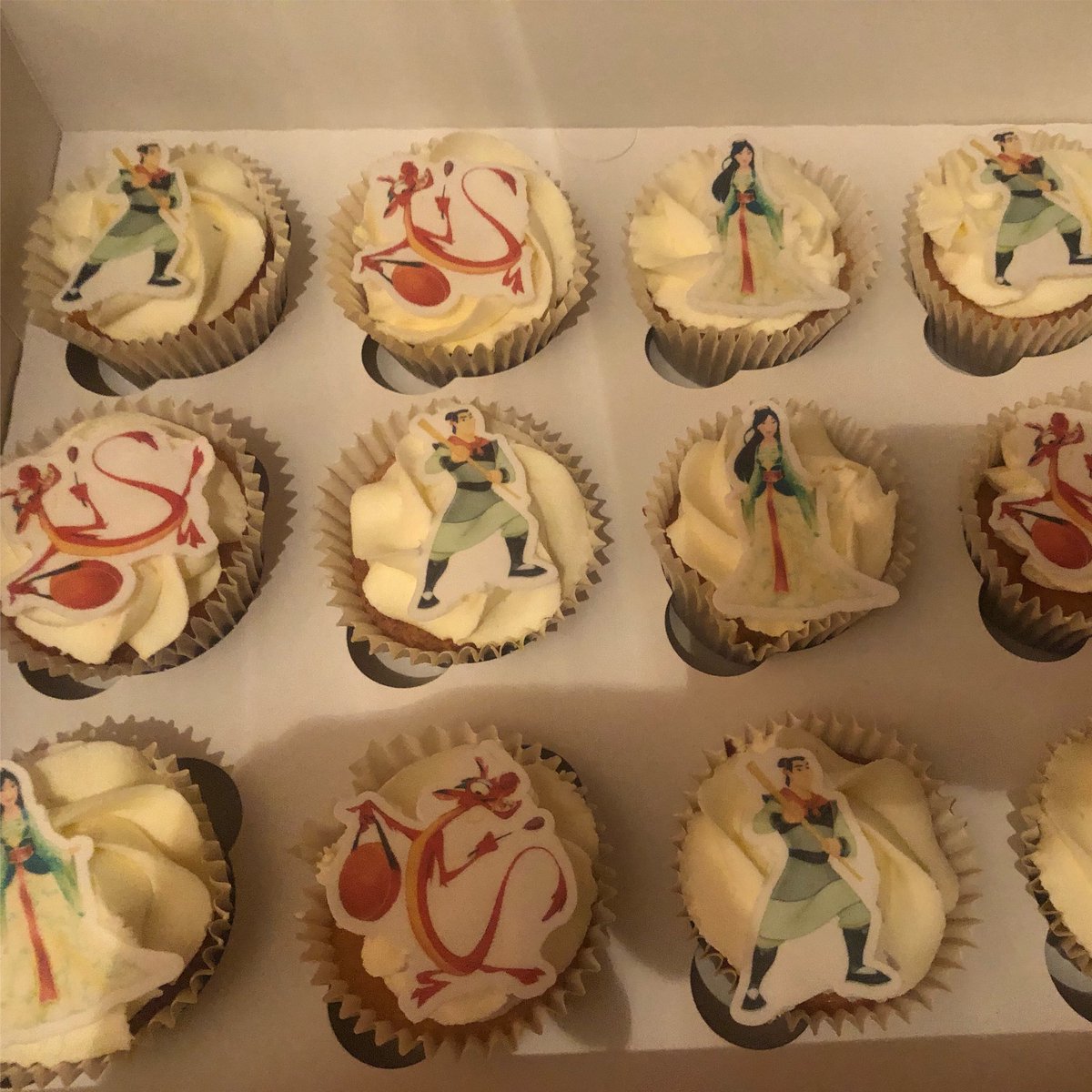 More cupcakes! 🧁 Today we have some gorgeous vanilla cupcakes with topped with edible #mulan cupcake toppers for a very special 4 year old #princess 👑🧁 ❤️#cupcakeheaven #cupcakesforalloccasions #veganoptionsavailable #cupcakesofinstagram