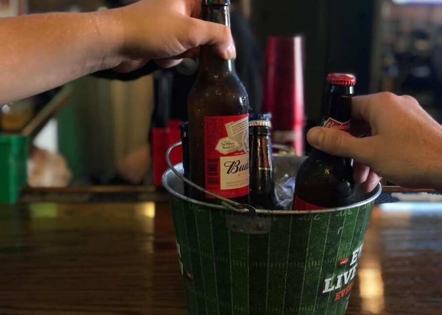 The St. Louis Battlehawks have their first home game today! 🏈 Grab some Buds and come cheer them on at your favorite Irish sports pub. 🍻🇮🇪
—
#stlbattlehawks #stlxfl #xfl2020 #SaintLouisXFLTeam #saintlouisbattlehawks #stlbeer #washavestl #explorestlouis #stlouisgram #stl