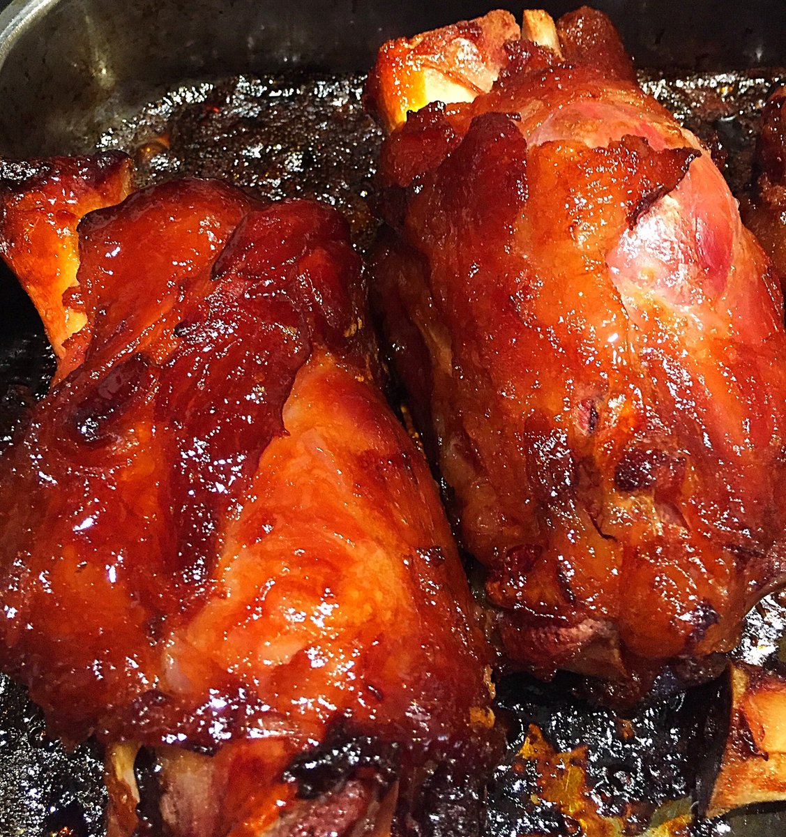 MeatPeter's tweet photo. Sugar-Pit ham shanks...resting after a low slow cook.
Meat will fall off the bone when they cool. #sugarpitbacon #bacon #hamshanks https://t.co/Dyf7akSJlB