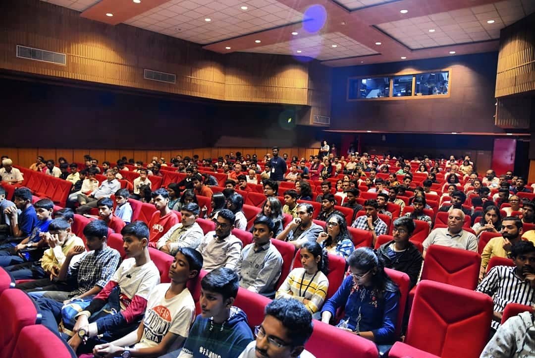 mayureshgp's tweet photo. Concluding day 3 with new questions in mind, and that's the motive and success of entire initiative !
Wonderful talk by Prof Yashwant Gupta at 4th Pune SciFi Fest, followed by classic movie - CONTACT !
#punescififest #PSFF2020 #pune @NFAIOfficial @NCRA_Outreach @yash_gupta_1962 https://t.co/7JK7zWnpvr