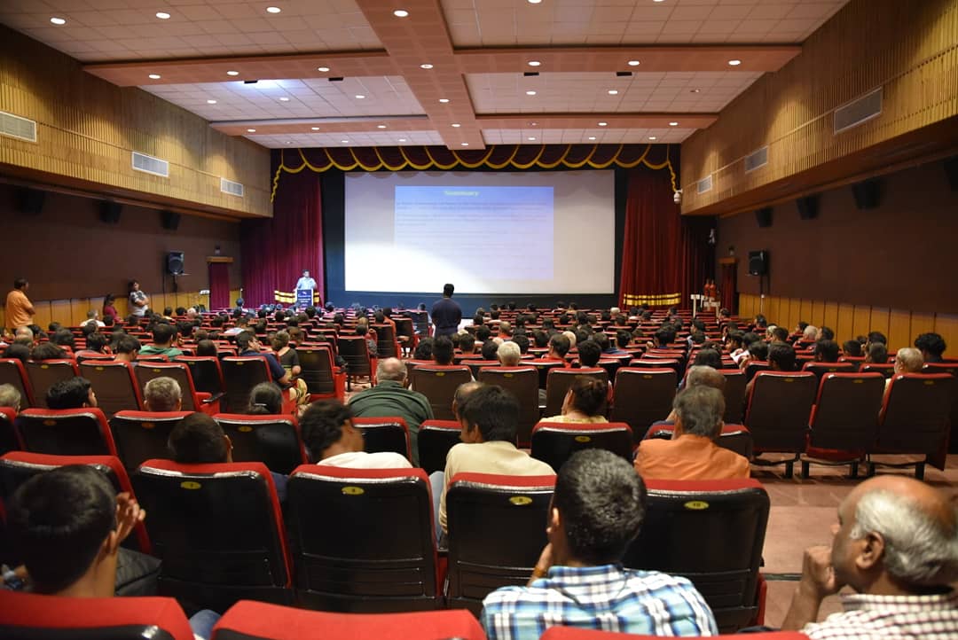 mayureshgp's tweet photo. Concluding day 3 with new questions in mind, and that's the motive and success of entire initiative !
Wonderful talk by Prof Yashwant Gupta at 4th Pune SciFi Fest, followed by classic movie - CONTACT !
#punescififest #PSFF2020 #pune @NFAIOfficial @NCRA_Outreach @yash_gupta_1962 https://t.co/7JK7zWnpvr