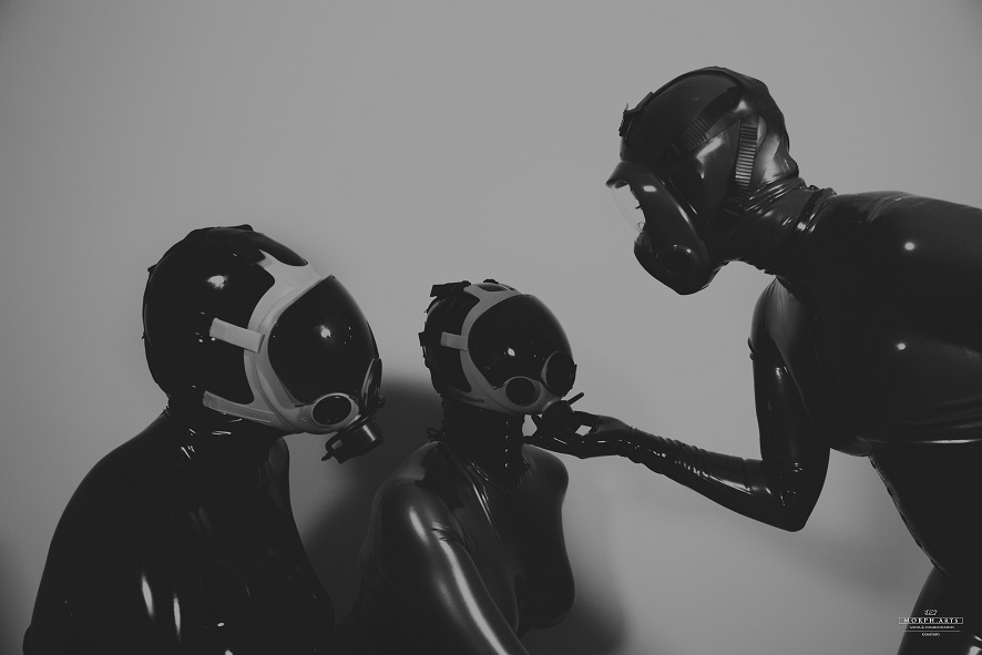 Mysti_Luna's tweet photo. ☆🖤Mysti🖤☆
Together forever for the mistress ❤️

by @MorphArts , with Katja Bond &amp; Mamoed
#latex #latexmask #rubbergirl #rubbersuit 
#gasmask #sw https://t.co/nVP59YgkF3