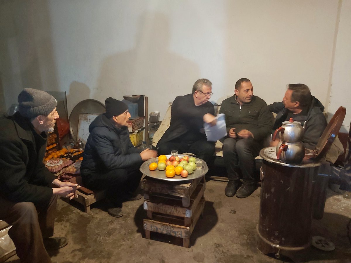 Halkın başkanı halk ile beraber.
Tevazu ve samimiyetin resmi.