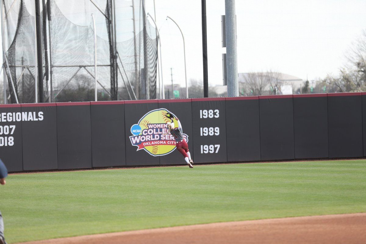 ElonSoftball's tweet photo. M1 | WHAT A CATCH!!!

@morganreich26 with the over the shoulder catch to keep the Flames off the scoreboard to end the top of the first!

0-0 | #EUSB 🥎 https://t.co/GxcfZ4Zb1Y