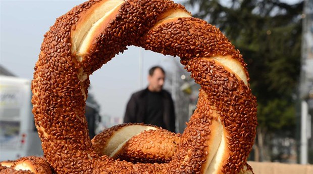 Ankara Büyükşehir Belediyesi, Ankara Pideciler Simitçiler ve Çörekçiler Esnaf Odası ile birlikte dar gelirli öğrencilere yönelik ‘simit-kahvaltı kartı’ vermek için anlaşma yaptı. Dar gelirli 5 bin öğrenci, bu kartla ücretsiz simit alıp kahvaltı edebilecek.