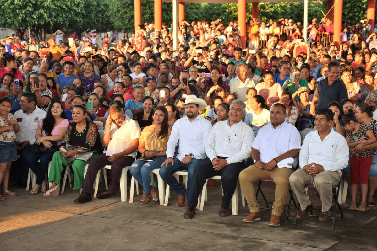 Luis_Villamayor's tweet photo. En San #Carlos #Macuspana en la presentación del show cómico de #Huicho #Dominguez en su gira por la zona ríos junto a mi amigo #David #Zurita, Juan Alonso Huerta, Cirilo Antonio, el Dip Rafael E Sánchez, El Dip Fermin Bahena, Anita Reglado de la #Fundación #NABELLE. https://t.co/mXOVoo9y9D