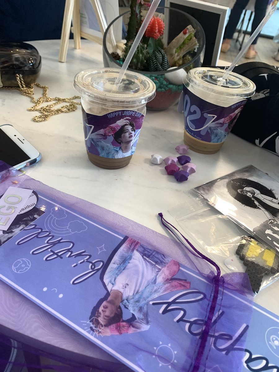 sunooskoo's tweet photo. IM AT THE HOBI CUPSLEEVE EVENT AND ITS SO FUN AND CUTE HERE:,) MADE SOME NEW FRIENDS AND MET A MOOT ๐ฅบ๐ฅบ๐ฅบ๐ฅบ #MyHopeInMiami https://t.co/W5kWeff4wO