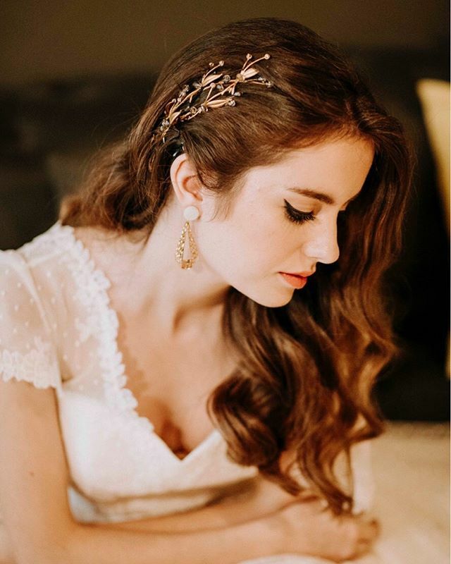 Maritandme's tweet photo. Diseños para Novias que nacen del corazón ♥️ como los maravillosos tocados de @lukamoon.es ✨a los que hemos tenido el placer de acompañar con nuestras joyas de Novia en esta sesión de fotos tan increíble✨✨
Tocado: @lukamoon.es 
Fotografía: @elcamarotedestunt 
Modelo: @itsmar… https://t.co/qzwHQHNivW