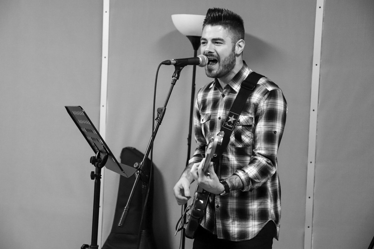 amorxamor17's tweet photo. Assajos AMOR x AMOR
La nostra banda de músics ❤️ 
Bateria: @BerenguerAina
Baix: Rai Benet
Guitarres: @NeiRAk_87 
Teclats i direcció musical: @danytec 

#lovesongs #80s #amorxamor #concertsolidari

📸@soniaoo https://t.co/7jHnQTYM5L