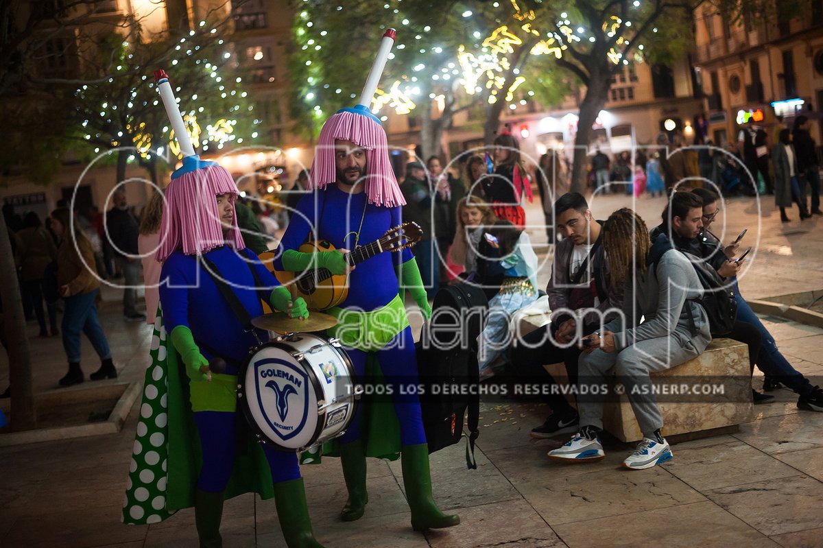 asnerp's tweet photo. El #Carnaval de #Málaga toma las calles de la ciudad con el tradicional desfile.

© @asnerp 

Más imágenes:
https://t.co/2AXk24elIc https://t.co/p2S3A5tFlG