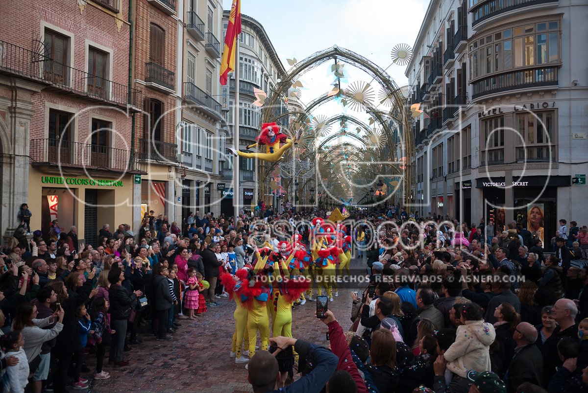 asnerp's tweet photo. El #Carnaval de #Málaga toma las calles de la ciudad con el tradicional desfile.

© @asnerp 

Más imágenes:
https://t.co/2AXk24elIc https://t.co/p2S3A5tFlG
