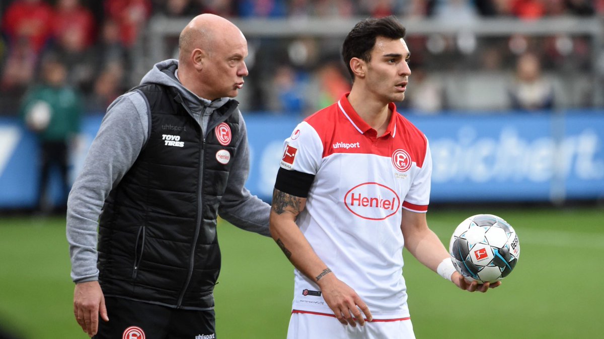 F95_jp's tweet photo. ブンデスリーガでの初勝利を挙げた我らがUwe #Rösler 監督👀
#f95_jp | 🔴⚪️ | 🔙#SCFF95 https://t.co/t8G5pNeUoM