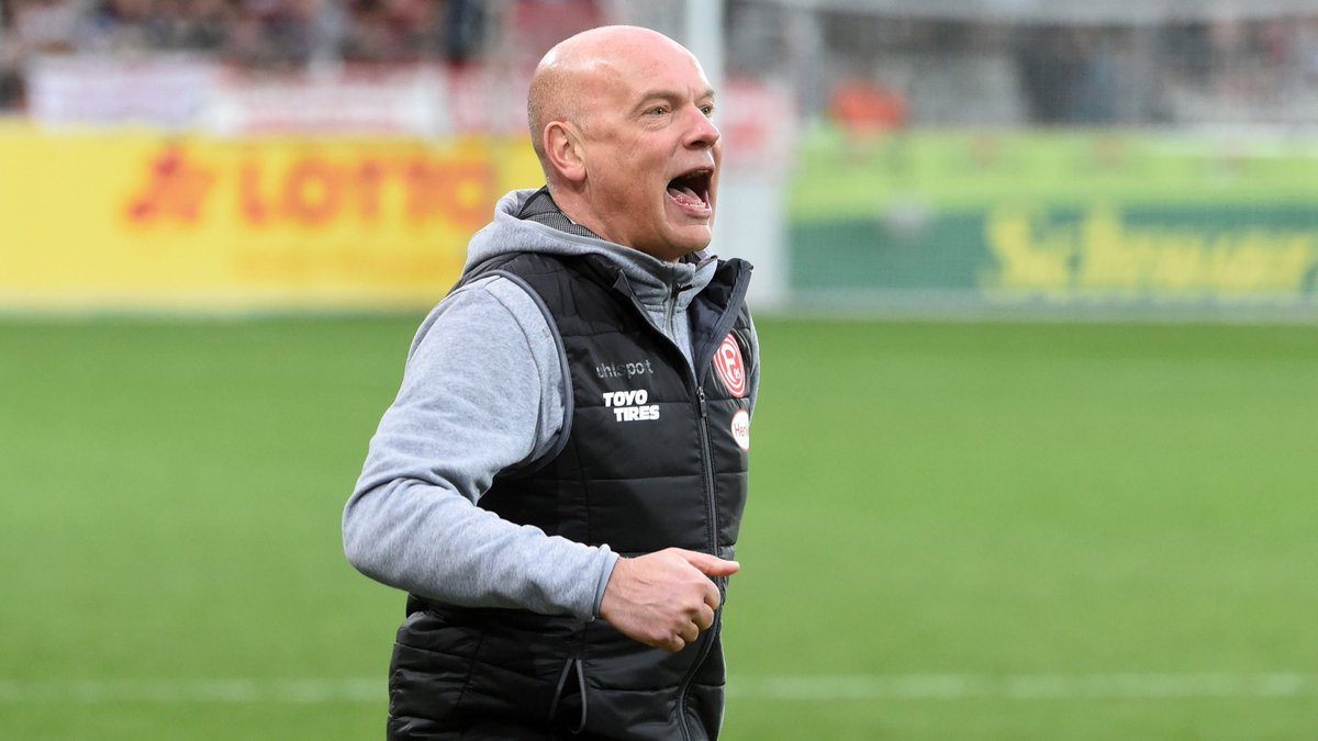 F95_jp's tweet photo. ブンデスリーガでの初勝利を挙げた我らがUwe #Rösler 監督👀
#f95_jp | 🔴⚪️ | 🔙#SCFF95 https://t.co/t8G5pNeUoM