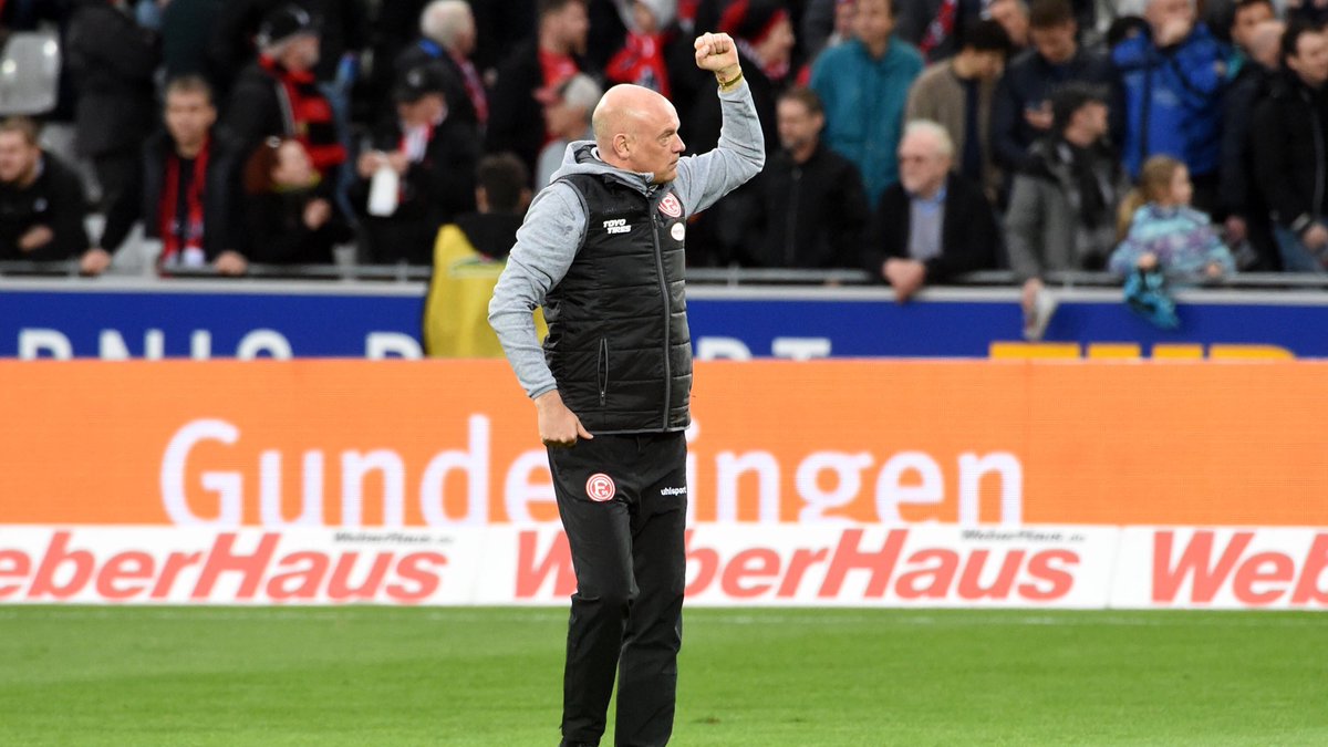 F95_jp's tweet photo. ブンデスリーガでの初勝利を挙げた我らがUwe #Rösler 監督👀
#f95_jp | 🔴⚪️ | 🔙#SCFF95 https://t.co/t8G5pNeUoM