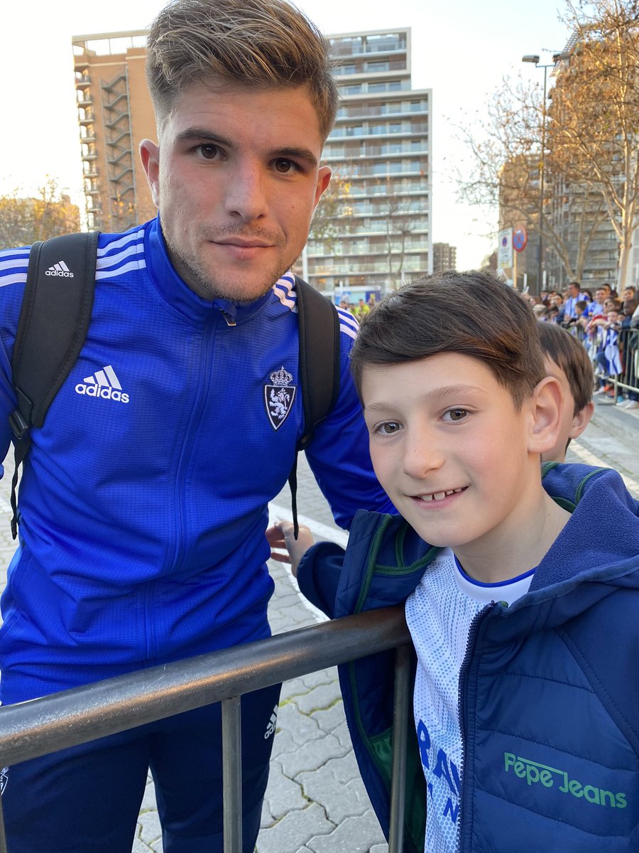 miguelechuga's tweet photo. Este chico, de escasos 23 años, además de ser un jugadorazo, demuestra valores: hoy ha estado más  de 40 min haciéndose fotos con todos los aficionados q esperábamos después del partido,recorriendo de lado a lado la valla, así se hace afición, GRACIAS, @raulguti96, @RealZaragoza https://t.co/lyKkMSlXwk