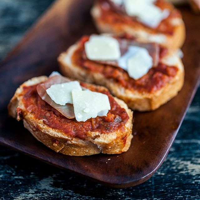 FramboizeSud's tweet photo. Ce soir, c'était apéro dinatoire ici. On a dégusté de délicieuses bruschetta pour l'apéro avec de la sauce tomate de la région de Marmande, du jambon de pays et des copeaux de Parmesan
La recette est sur le blog.
Bon apéro .
.
🥂🍹🍸#apero #instafood #cocktail #drink #instapero… https://t.co/haYiXR003i