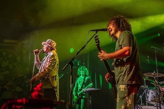 every1orchestra's tweet photo. YES!! Huge thanks to @pigeonsplaying for having #MattButler conduct a fully improvised song last night in #Portland at @WonderBallroom ~ What a special night π π©π¦
π·: Brady Cooling
#pigeonsplayingpingpong #everyoneorchestra #wonderballroom #pdx #plantoimprovise https://t.co/rzoEpVwKQu