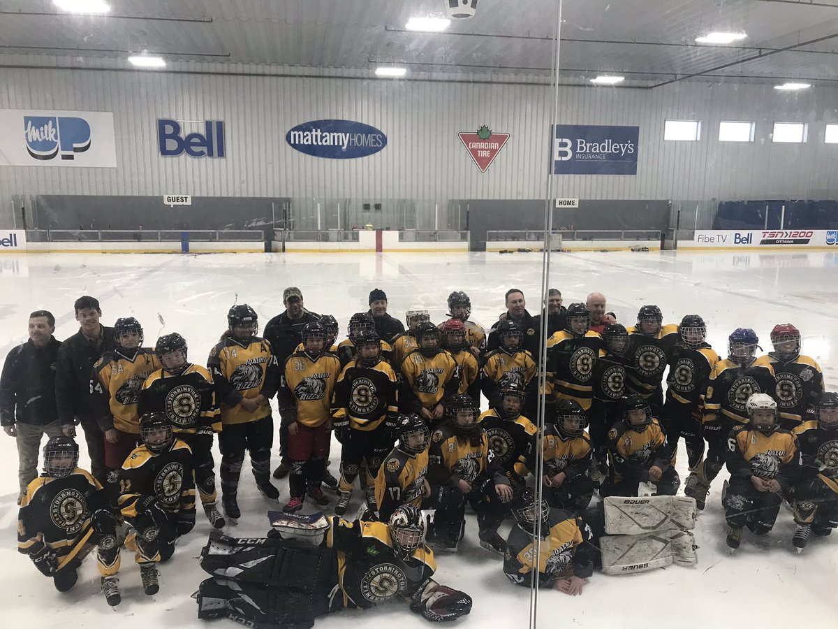 A great moment before the Peewee B finals - the Iqaluit Blizzard and Storrington Stingers teams exchanged pins and came together for a photo! #CHLC20 <a href="/MyHockeyTV/">HockeyTV</a>