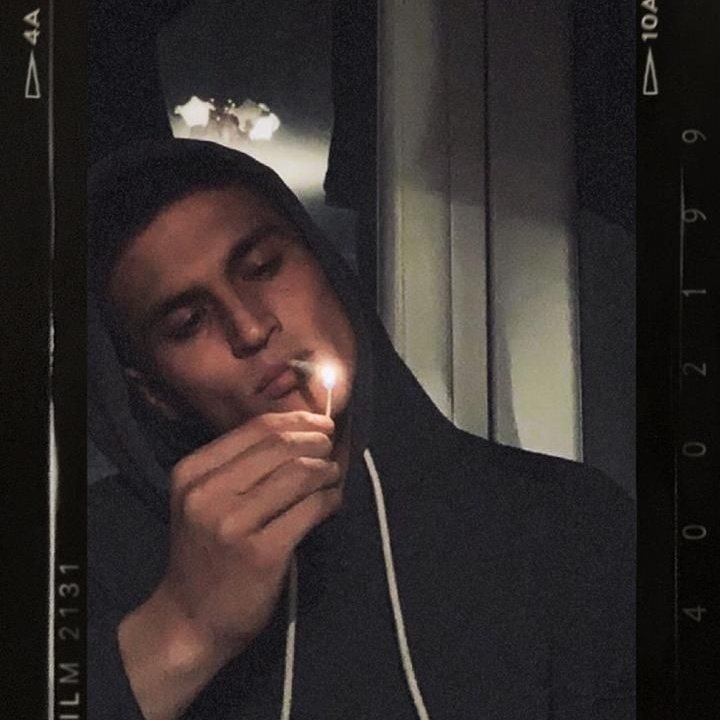 у нее в телефоне моя фотка!!!!!!!!