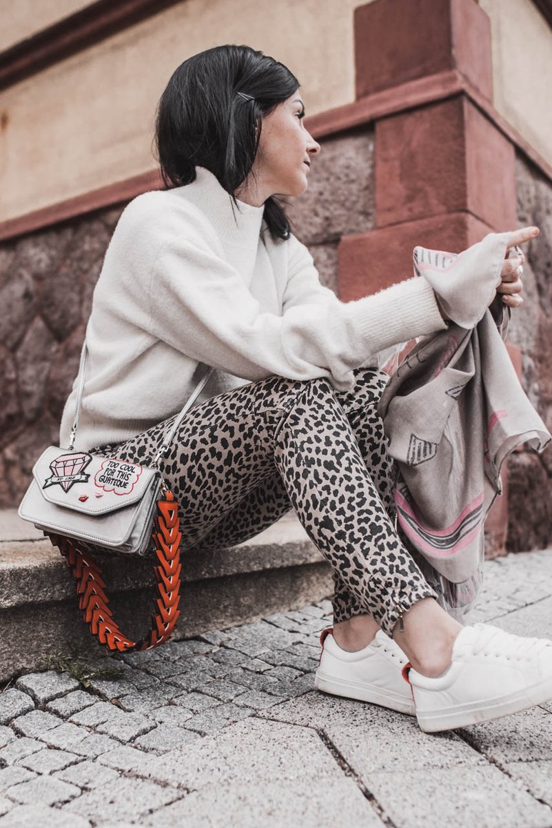 Juliesdresscode's tweet photo. (Anzeige) Streetstyle Look mit Leo Print Hose von SOCCX https://t.co/gMLqp3sofo @blogfoster #soccx #soccxfashion #womensfashion #newin #tribalstories #streetstyle #juliesdresscode #lookbook https://t.co/yptKFQbBVW