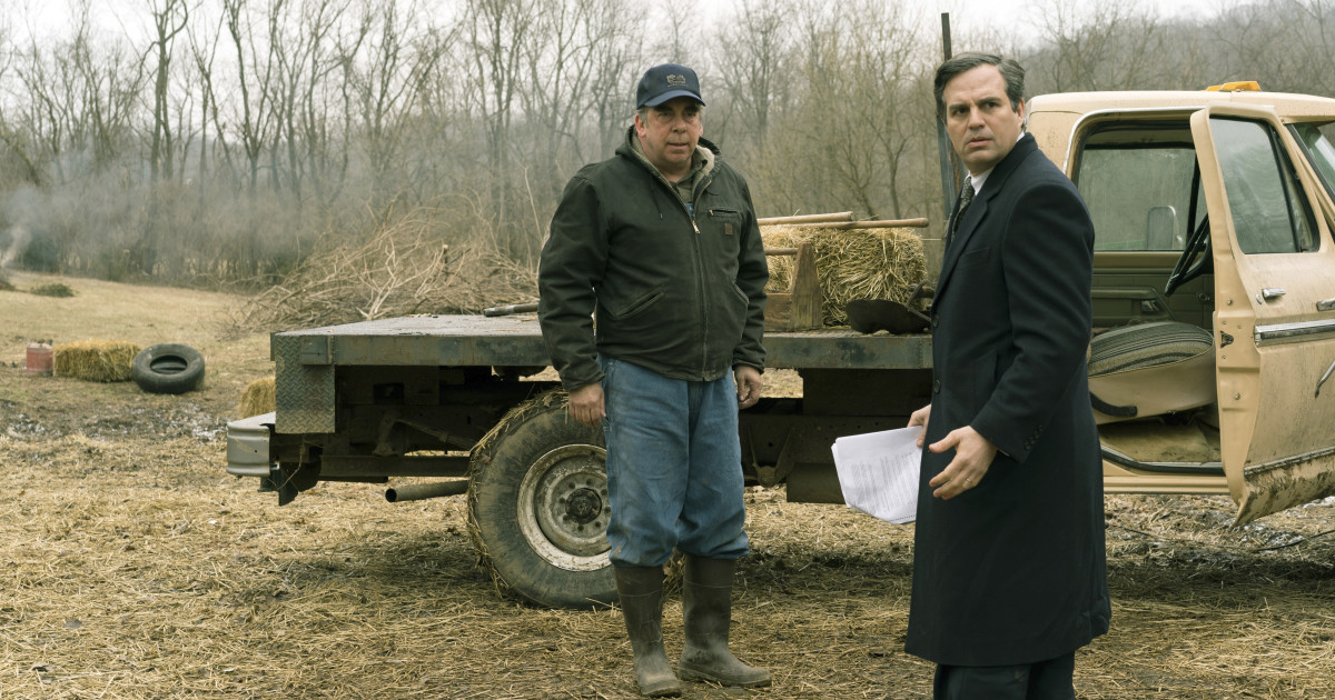 Mark Ruffalo devient vert pour sauver le monde. Ce n'est pas le pitch d'un Avengers mais celui du terrifiant #DarkWaters. Film d'investigation d'utilité publique sur un scandale nauséabond. Il rappelle aussi à quel point le cinéma de Todd Haynes est d'ordre politique.