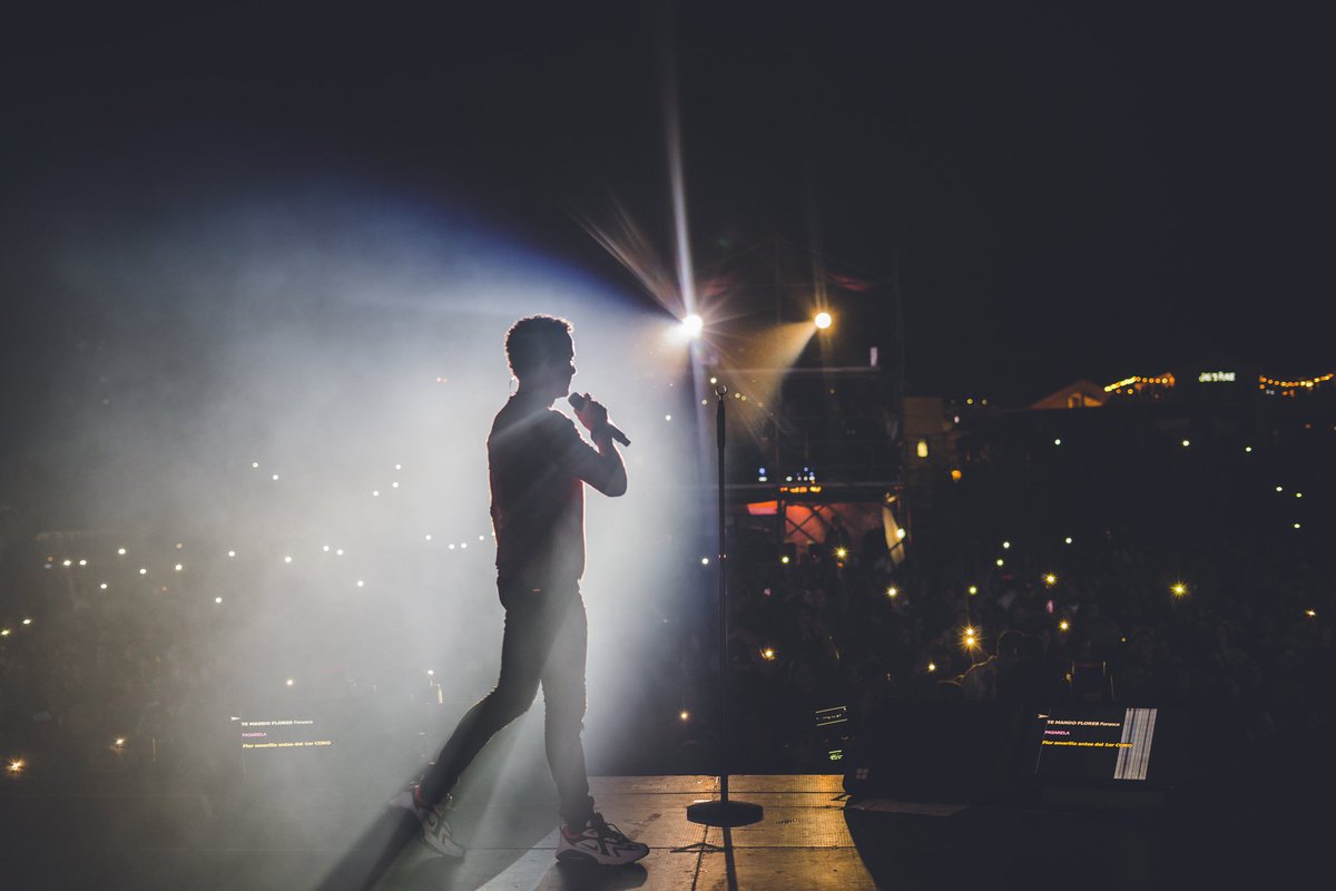 Fonseca's tweet photo. Guatemala ha significado mucho en mi carrera.❤️🇬🇹Por eso no me canso de decirles lo que los quiero y lo que les agradezco por tanto cariño!🙏 Salud mi querida Guate!! Por más noches como la de ayer!! #TourSimplesCorazones 📸 @camilobaezph https://t.co/DMBx4SFoKw