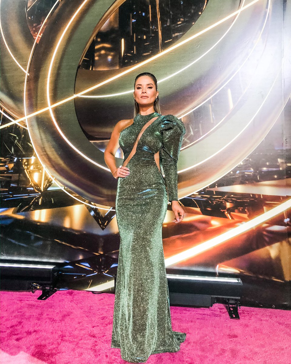 No podía faltar mi fotico del jueves en <a href="/premiolonuestro/">Premio Lo Nuestro</a> <a href="/Univision/">Univision</a> ❤️😊😝 la pase increíbleeee 🎉💃🏼 !
Mil gracias a todo mi team por lograr este súper look que me encantooo ❤️🙌🏻