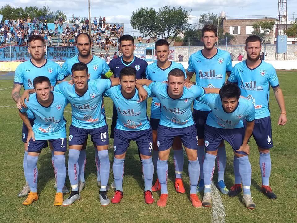 #TorneoRegional

Victoria de <a href="/PergaminoJuve/">Juventud de Pergamino</a> 2-0 sobre <a href="/CAAPrensa/">Argentino Pergamino</a> con goles de Agüero y Stella y queda como líder de la zona. El miércoles va el clásico de Lincoln.

📸: Luciano Venini