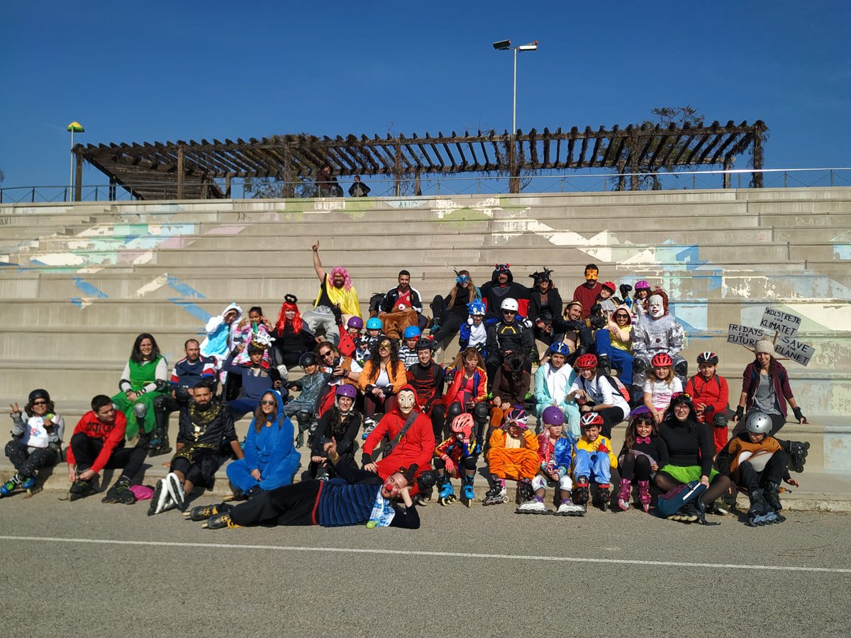 Patinatgenastic's tweet photo. 🧛‍♂️La tradicional Ruta de Carnaval en Patins, un any més compartida amb els @TarracoRollers ! https://t.co/6NEm8EH5cP