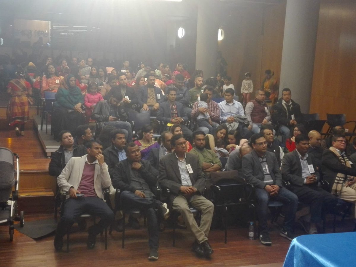 CasaAsia's tweet photo. Esta noche nos hemos sumado a la celebración de los 3 años de @52BANGLATV, canal de la diáspora bangladeshí con las asociaciones de Bangladesh en #Barcelona en @CCCBorrell  -con Bangla Press Club, el equipo de Bangla TV local y de Londres, y la embajada y consulado de 🇧🇩 #asiaBCN https://t.co/OqI2uLquYd