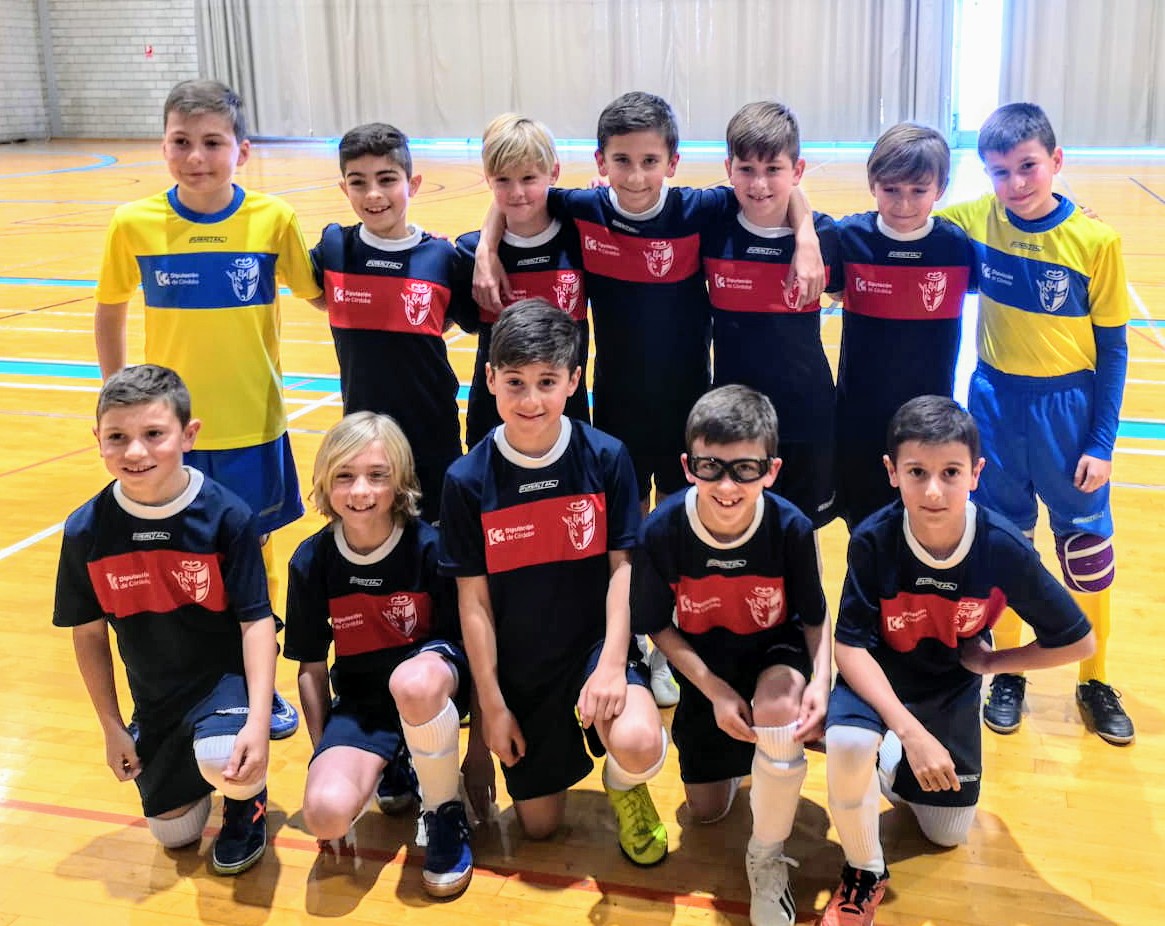 RFAFCordoba's tweet photo. La selección benjamín Fútbol Sala @RFAF_Cordoba perdió con alevín #AlbendinAtlético 3-6 goles #HugoPintor 2 y #AlvaroTrujillo partido jugado @AytoBaena @RuBeniO8 @Rubenxu92 @MikyCalero13 @decorseneca #AlbendinAt @calvarioypriego @PozoblancoFS #aguilar @CDMenciana @ApagayVamonosFS https://t.co/ovV6LkxZnd