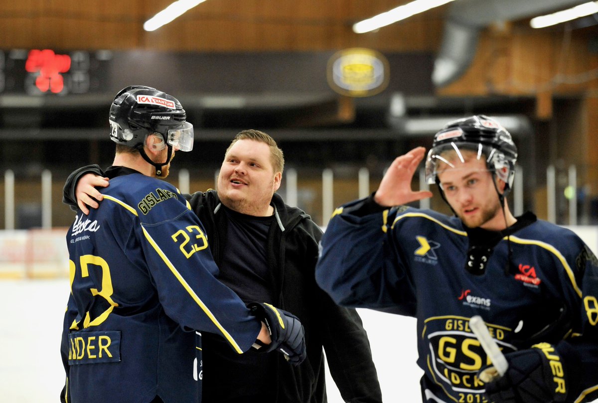 785 åskådare hyllade honom före nedsläpp.
Efteråt pratade Patrik Linander, kapten i <a href="/GSKhockey/">GSK-Hockey.se</a>, om segersången som sjöngs trots förlusten, om käppen och bamsekramen: "Vi har fått en fin relation"
vn.se/article/linand…