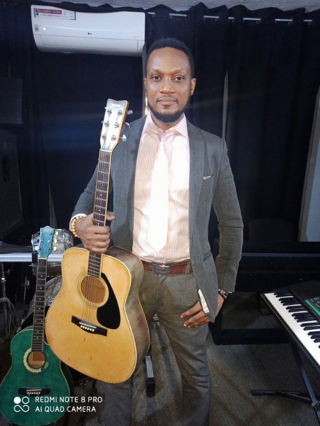 perefamous's tweet image. Meet my Guitar 🎸