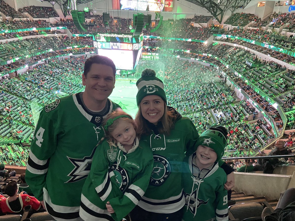 mich_fisch's tweet photo. Sunday Funday with our @DallasStars 💚🖤💚🖤#DSMHL #GoStars #hockeymom https://t.co/az3Tu9AxN0