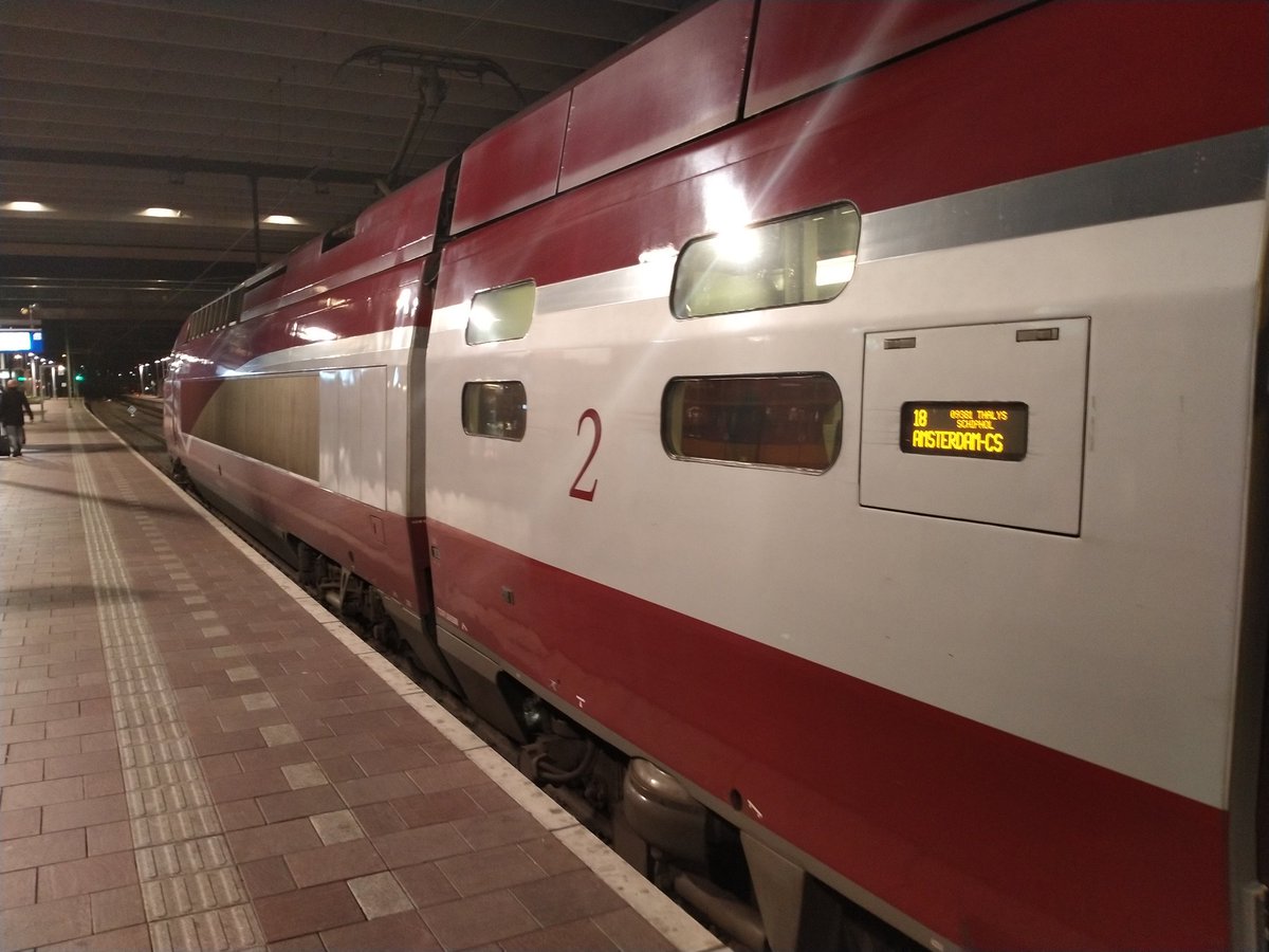Blijdorper's tweet photo. En aankomst om 22.25 - 23 minuten later dan gepland vanwege de verstoringen door de storm eerder op de dag - in Rotterdam. #spanjepertrein #sp0220 https://t.co/0ikvYjeSqc